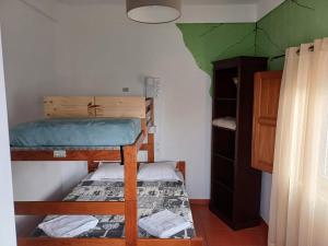 um pequeno quarto com 2 beliches em Hostel Nature na Zambujeira do Mar