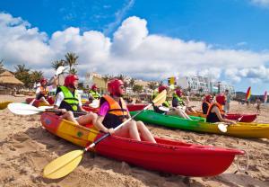 grupa ludzi siedzących na kajakach na plaży w obiekcie Chateau Beach Resort Kenting w Kenting