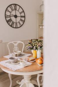 tavolo da pranzo con orologio sul muro di Casa Coração Alentejano- Casas com EnCanto a Reguengos de Monsaraz