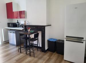 Una cocina o kitchenette en Brussels Bed & Blockchain Private rooms with shared bathroom