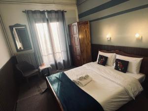 a bedroom with a large white bed with a window at Pilioritiko Spiti in Makrinítsa