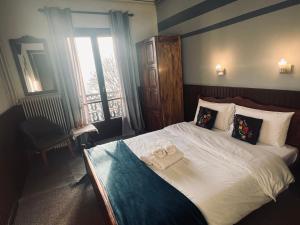 a bedroom with a bed with towels on it at Pilioritiko Spiti in Makrinítsa