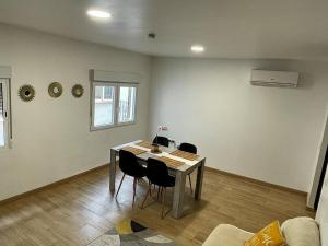 a dining room with a table and chairs at BEL APPARTEMENT ROSES PLAGE in Roses