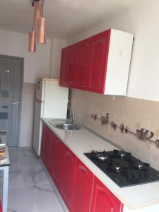 Virtuvė arba virtuvėlė apgyvendinimo įstaigoje Apartament in centrul Bacau