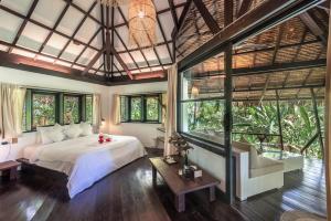 Giường trong phòng chung tại kawayan villa siargao