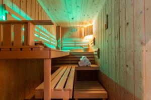 uma sauna com paredes de madeira e um tecto azul em Willa u Jadzi em Zakopane