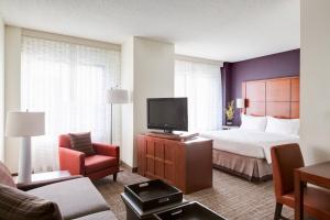 una camera d'albergo con letto e TV di Residence Inn by Marriott National Harbor Washington, D.C. Area a National Harbor