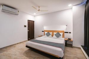 - une chambre avec un grand lit dans l'établissement Super Townhouse De Alphabet Karmanghat, à Hyderabad