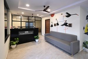 - un hall de bureau avec un canapé et des chaussures sur le mur dans l'établissement Super Townhouse De Alphabet Karmanghat, à Hyderabad