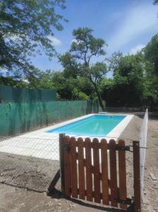 una piscina con recinzione intorno di DIVINA Y COMODA CASA EN SAN LORENZO PARA 5 PERSONAS!! a San Lorenzo