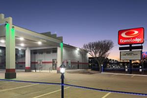 Econo Lodge Tucumcari Route 66 tesisi ve yakınında tenis ve/veya squash olanakları