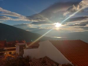 vista para o pôr-do-sol sobre os telhados dos edifícios em THOLOS HOTEL em Delfoi