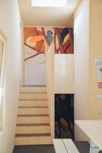 una habitación con escaleras y una pintura en la pared en Gonner Haus, 