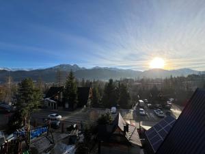 - une vue sur une ville au soleil dans l'établissement Apartamenty i Domki Taterka, à Kościelisko