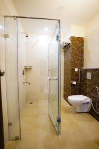 ein Bad mit einer Glasdusche und einem WC in der Unterkunft Hotel Northwind Mohali in Mohali