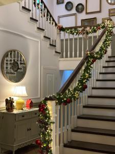 una escalera decorada para Navidad con guirnalda de Navidad en La Fontaine, en Hunedoara