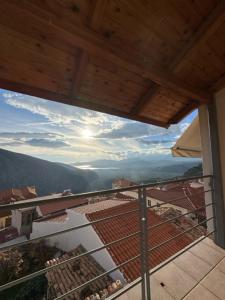 uma vista a partir da varanda de um edifício em THOLOS HOTEL em Delfoi