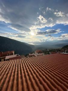 vista para o telhado de um edifício em THOLOS HOTEL em Delfoi