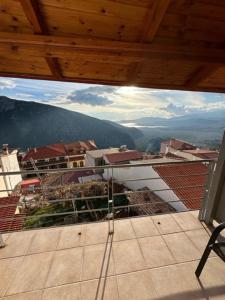 uma vista da cidade a partir da varanda de um edifício em THOLOS HOTEL em Delfoi