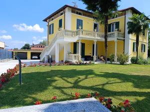 Vrt ispred objekta B&B VILLA PREZIOSA LAGO MAGGIORE