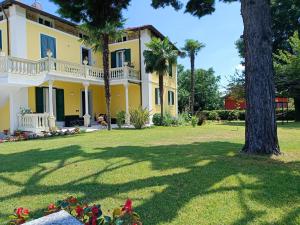 Vrt ispred objekta B&B VILLA PREZIOSA LAGO MAGGIORE