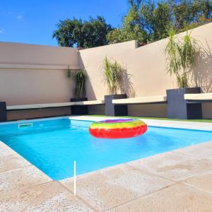 - une piscine avec un frisbee rouge dans l'établissement Casa Roque Funes, ubicado en Cerro de las Rosas Córdoba, Ofrece, Asador, Pileta, Cercanias, Estadio Kempes, aeropuerto Ambrosio Taravella, Orfeo Superdomo, Córdoba Shopping Mall, Sanatorio Allende, INCLUYE IMPUESTOS Y CARGOS, à Córdoba