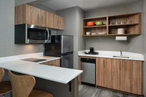 Kitchen o kitchenette sa Four Points by Sheraton Alexandria