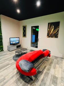 TV at/o entertainment center sa L'appar-T loft avec Spa privatif et jardin