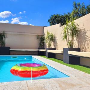 - une piscine avec un flot coloré dans une maison dans l'établissement Casa Roque Funes, ubicado en Cerro de las Rosas Córdoba, Ofrece, Asador, Pileta, Cercanias, Estadio Kempes, aeropuerto Ambrosio Taravella, Orfeo Superdomo, Córdoba Shopping Mall, Sanatorio Allende, INCLUYE IMPUESTOS Y CARGOS, à Córdoba