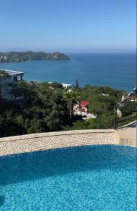 uma piscina com vista para o oceano em Alojamientos Alexa em Sayulita