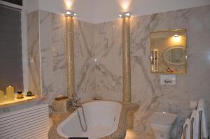 a bathroom with a bath tub and a toilet at Gemütliche Apartment Lucky und Lucky de Luxe in Bremerhaven