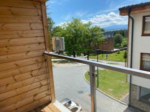 porta di un balcone con vista su una strada di Apartmán Tatranská Štrba Vysoké Tatry a Poprad