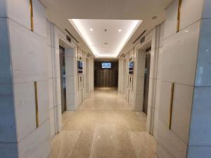 2BedRooms Apartment in Gold Coast PIK في جاكرتا: ممر فارغ في مبنى به سقف