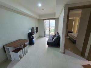 2BedRooms Apartment in Gold Coast PIK في جاكرتا: غرفة معيشة مع أريكة وطاولة