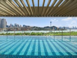 una piscina con vistas a la ciudad en Hilton Zhuhai, en Zhuhai