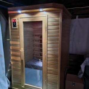 une armoire en bois avec une porte en verre dans une pièce dans l'établissement Agroturystyka dom z bali całoroczny, à Turbia