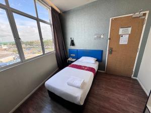 Camera piccola con letto e finestra di Win Win Boutique Hotel PD a Port Dickson