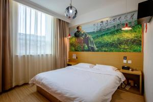 Una cama o camas en una habitación de Happy Dragon Alley Hotel-In the city center with big window&free coffe laundry Fluent English speaking,Tourist attractions ticket service&food recommendation,Near Tian Anmen Forbiddencity,Near Lama temple,Easy to walk to NanluoAlley&Shichahai