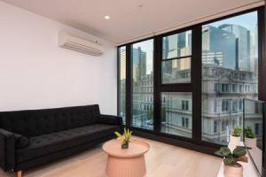 Khu vực ghế ngồi tại 35D Stunning 2BR Apt nr Yarra City view Free parking