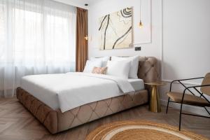 Un pat sau paturi într-o cameră la Siesta Boutique Smart Suites