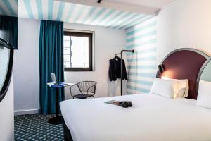 サン・ドニにあるIbis Styles Paris Saint Denis Pleyelのベッドと椅子付きのホテルルーム