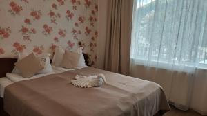 een bed met een witte zwanendecoratie erop bij Vila Ana-Maria in Sinaia