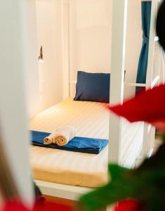 Dormitorio pequeño con cama con almohada azul en MONTANA HOMESTAY VUNG TAU, en Vung Tau