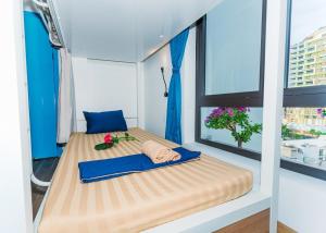 Cama en habitación con ventana grande en MONTANA HOMESTAY VUNG TAU, en Vung Tau