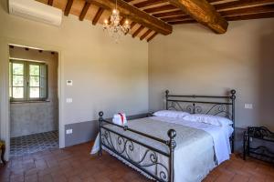 ein Schlafzimmer mit einem Bett in einem Zimmer in der Unterkunft Agriturismo Merigge Wellness & Spa Montepulciano in Montepulciano