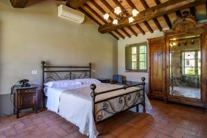 ein Schlafzimmer mit einem Bett und einer Holzdecke in der Unterkunft Agriturismo Merigge Wellness & Spa Montepulciano in Montepulciano