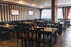 a dining room filled with tables and chairs at Royal Park Hotel & Apartments in Bansko