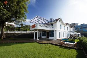 Casa bianca con balcone e cortile di Zostel Ooty a Ooty