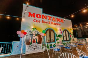 una señal para una cafetería con mesas y sillas en MONTANA HOMESTAY VUNG TAU, en Vung Tau