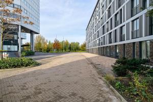 バドフーフェドルプにあるCorendon Apartments Amsterdam Schiphol Airportの建物前空き道